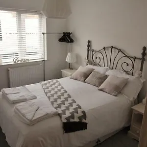 Apartment 94a Flat 1gladstone Road East